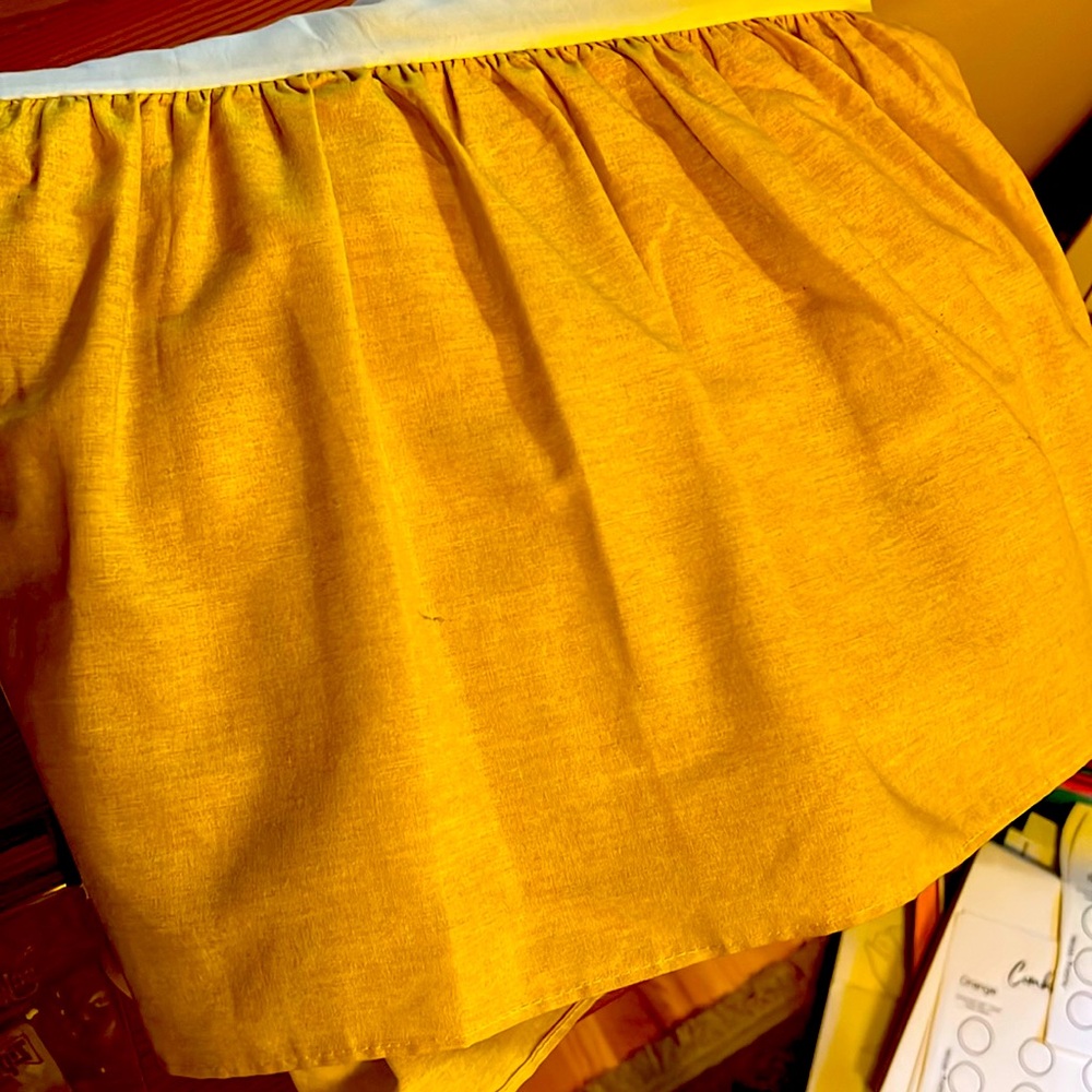 Queen size dust ruffle.